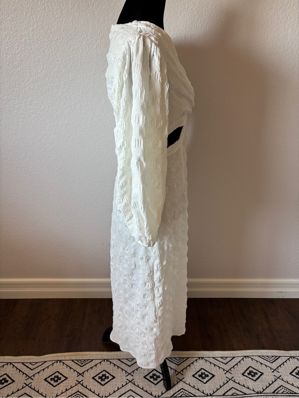 Showpo. Miggy Textured White Cutout Maxi Dress with Puff Sleeves - Picture 9 of 12